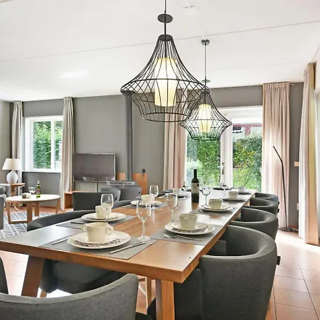 Landal Kasteeldomein De Cauberg فندق